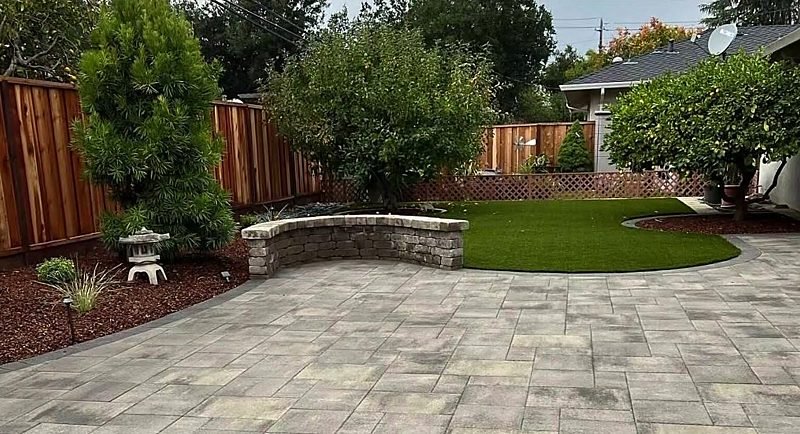 Paver patio with a curved seat wall